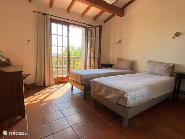 Solange, la maison qui vous enchante. | France, Var, La Motte - villa Dormir et se baigner. Au premier étage se trouvent 2 chambres avec des lits de luxe avec sommier tapissier, climatisation et 2 placards. Il y a 2 lits bébé. Chambres avec terrasse privée.