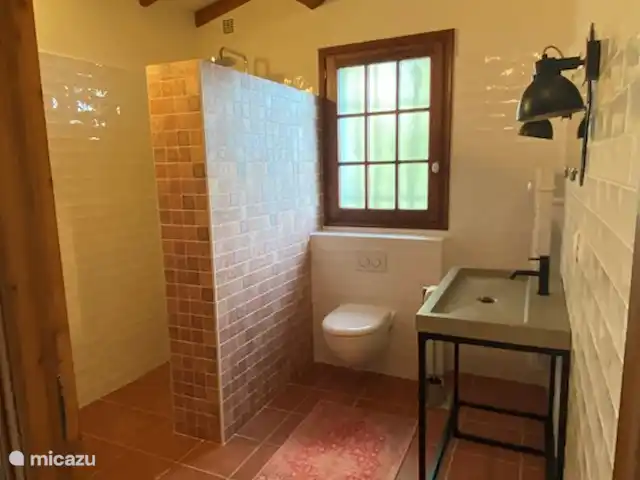 Solange, la maison qui vous enchante. | France, Var, La Motte - villa Il y a une salle de bain luxueuse avec douche à l’italienne, grand placard, lavabo et toilettes.