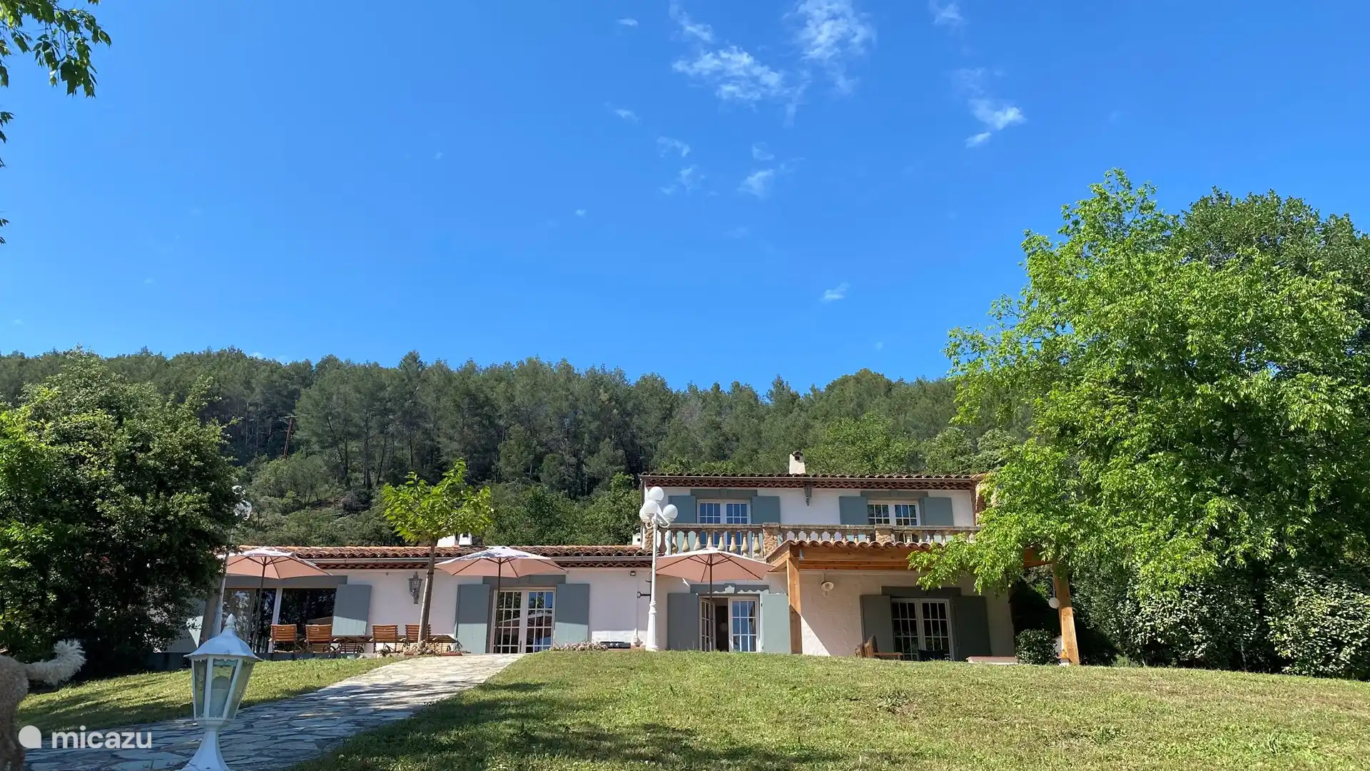 Eine sehr luxuriöse Villa inmitten der Weinberge.