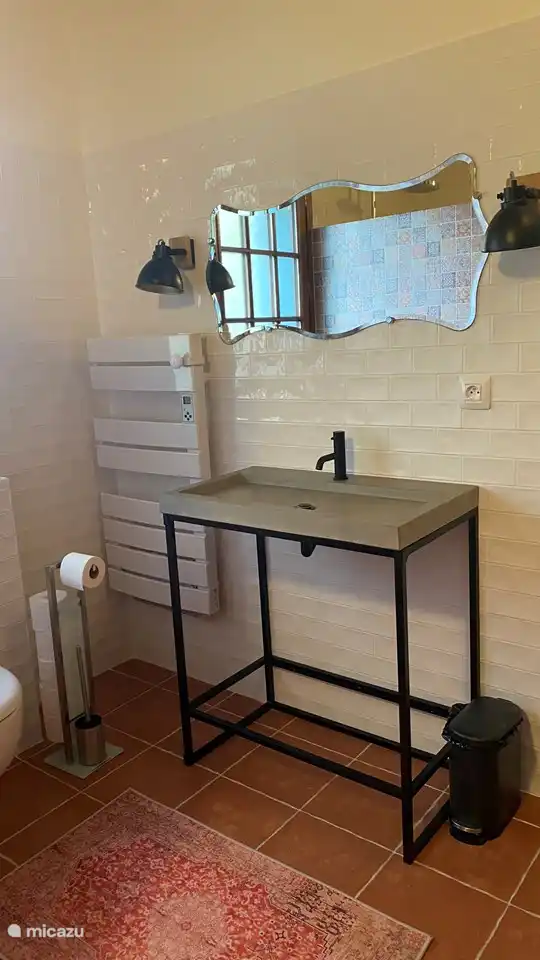 Bitte beachten Sie: Aufgrund der Klärgrube darf nur dünnes Toilettenpapier gespült werden.