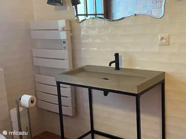 Solange, la maison qui vous enchante. | France, Var, La Motte - villa Attention : en raison de la fosse septique, seul le papier toilette fin peut être jeté dans les toilettes.