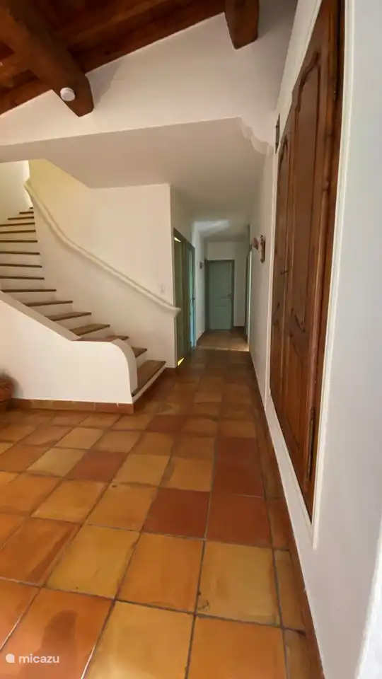 Im Erdgeschoss befinden sich 3 Schlafzimmer, ein Badezimmer und eine separate Toilette. Es gibt auch eine Tür zur Garage.