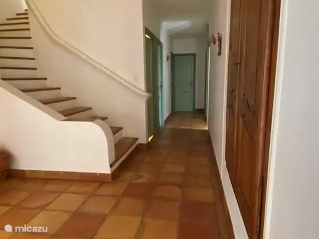 Solange, la maison qui vous enchante. | France, Var, La Motte - villa Au rez-de-chaussée se trouvent 3 chambres, une salle de bain et des toilettes séparées. Il y a aussi une porte vers le garage.