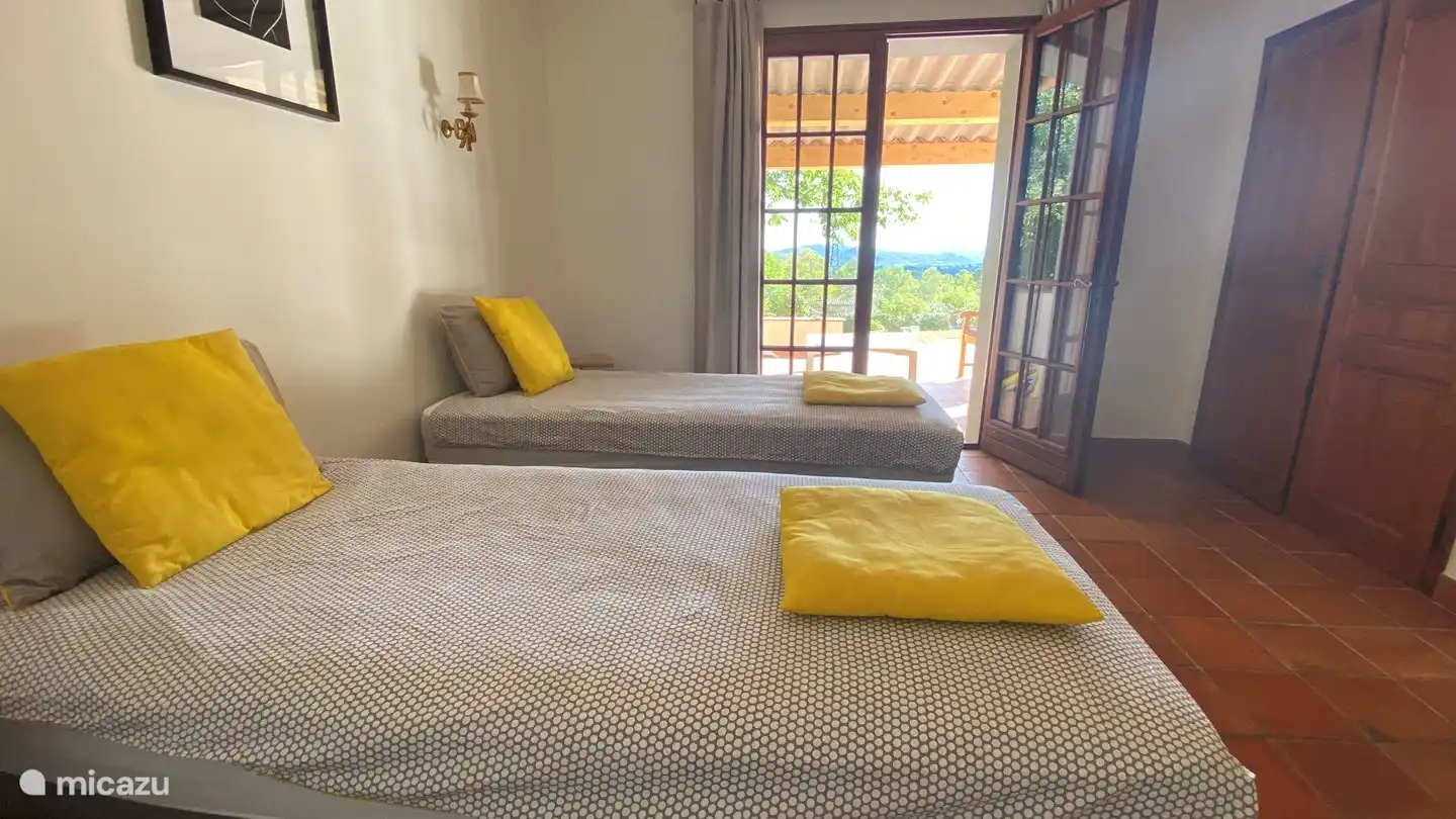 Zwei geräumige Schlafzimmer mit französischen Türen, Boxspringbetten und je 2 Schränken. 