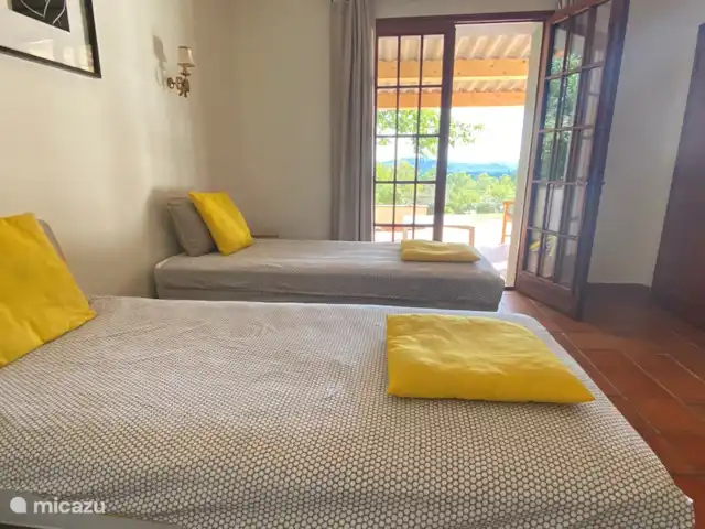 Solange, la maison qui vous enchante. | France, Var, La Motte - villa Deux chambres spacieuses avec portes-fenêtres, lits à sommier tapissier et 2 placards chacune.