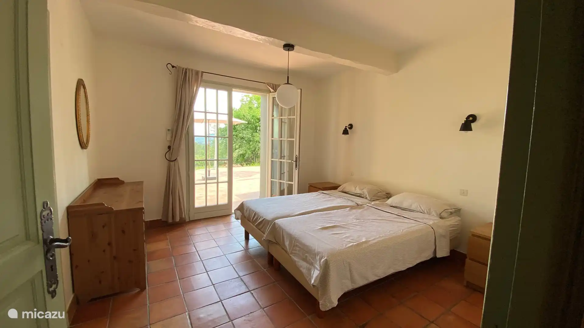 Und in diesen Schlafzimmern wurde an alles gedacht: Klimaanlage für Kühle, Vorhänge und Fensterläden, um die Hitze draußen zu halten. Die Klimaanlage kann nur genutzt werden, wenn Sie sich im Schlafzimmer befinden.