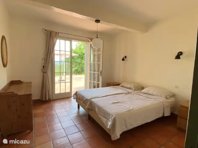 Solange, la maison qui vous enchante. | France, Var, La Motte - villa Et tout a été pensé dans ces chambres : climatisation pour la fraîcheur, rideaux et volets pour garder la chaleur. La climatisation ne peut être utilisée que lorsque vous êtes dans la chambre.