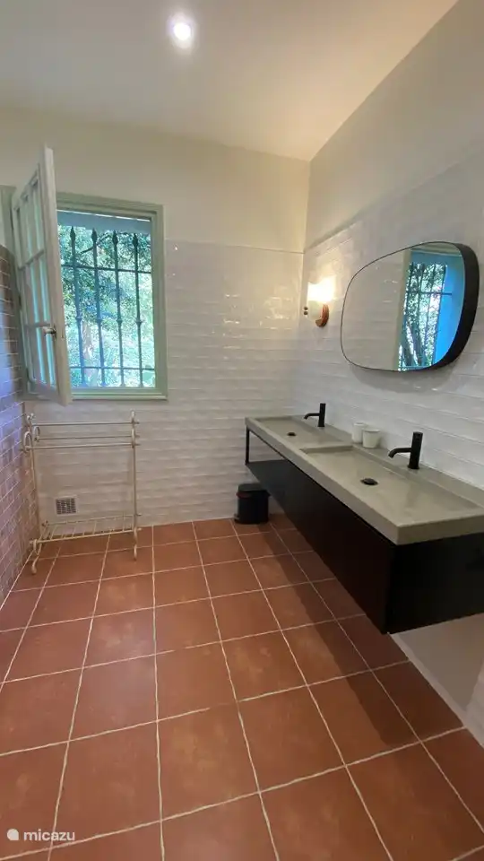 Mit einer Doppelspüle,