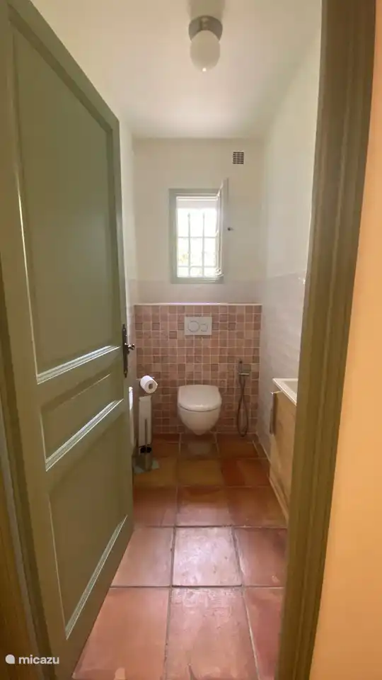 Separates WC mit Dusche. 