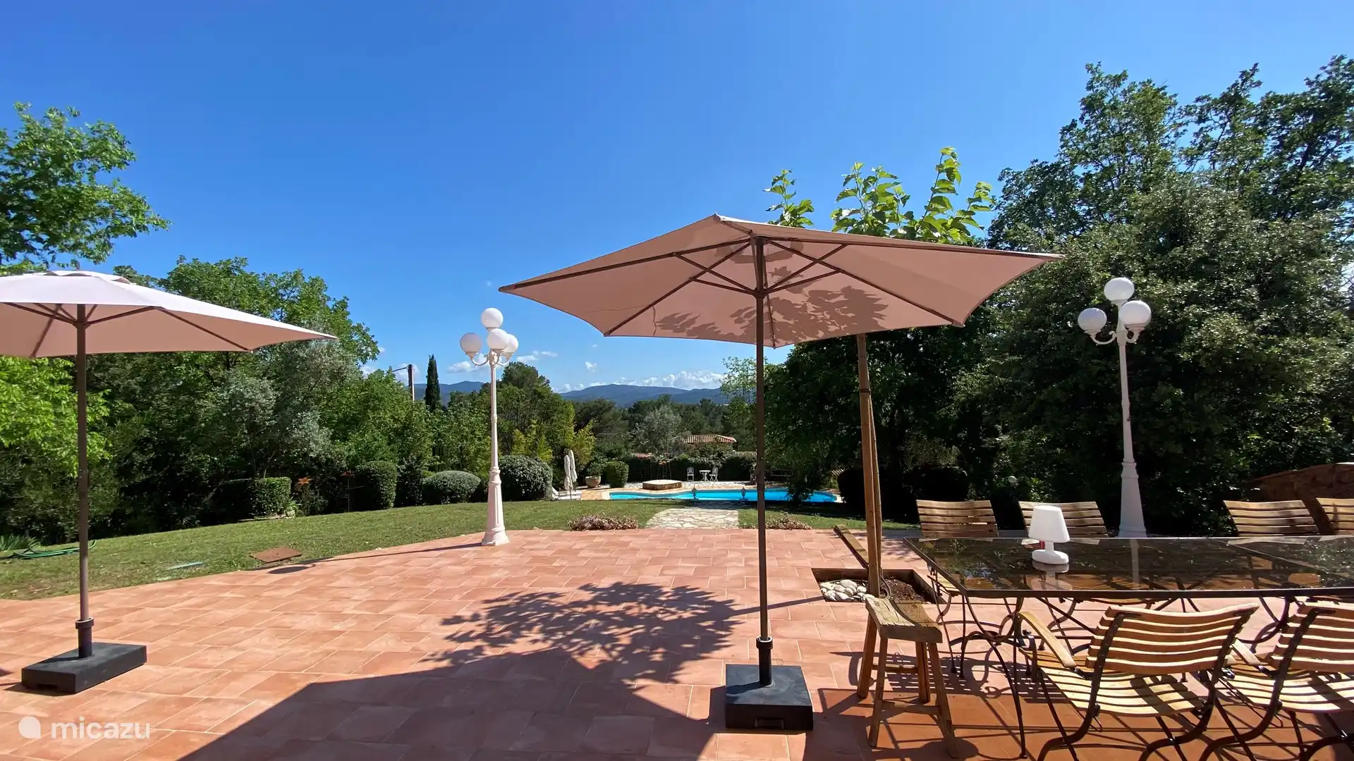 Die Villa verfügt über eine riesige Terrasse, der Swimmingpool befindet sich am Fuße des Hügels, der mit Kindern sehr sicher ist.