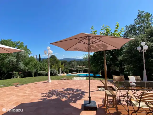 Solange, la maison qui vous enchante. | France, Var, La Motte - villa La villa dispose d’une immense terrasse, la piscine est au bas de la colline, ce qui est très sûr avec des enfants.