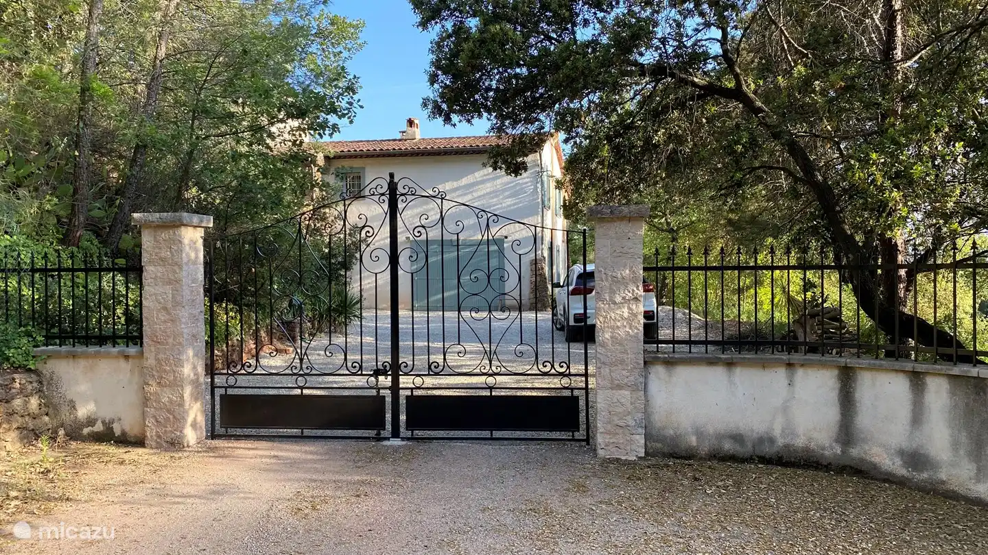 Eingang. Ihr Urlaub auf Ihrem eigenen 4000 m2 großen Grundstück beginnt mit der Öffnung des Tores.