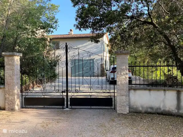 Solange, la maison qui vous enchante. | France, Var, La Motte - villa Entrée. Vos vacances sur votre propre propriété de 4000 m2 commencent par l’ouverture du portail.