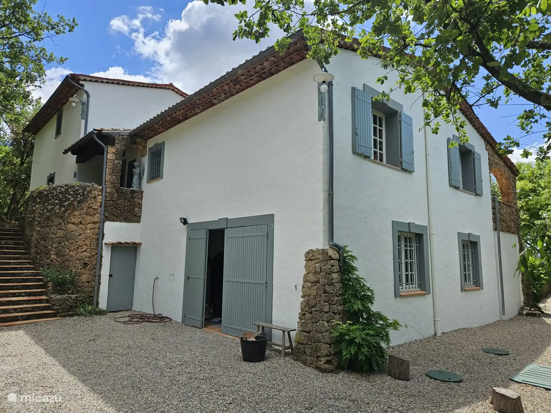 Auf dem großen Platz mit Parkplatz für 4 Autos befindet sich die Einfahrt zur Garage und die Treppe zur Haustür. Dort triffst du Solange, den Sonnenengel. Sie können um das Haus herumlaufen und sogar einen echten Berg besteigen.
