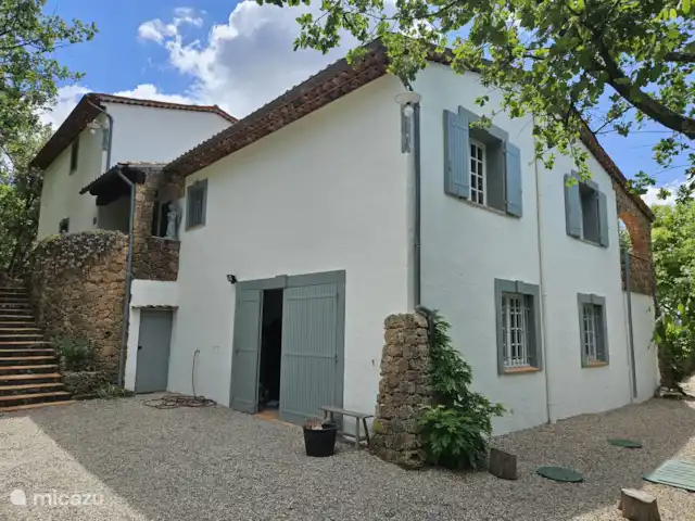 Solange, la maison qui vous enchante. | France, Var, La Motte - villa Sur la grande place avec parking pour 4 voitures se trouve l’entrée du garage et les escaliers menant à la porte d’entrée. Vous y rencontrerez Solange, l’ange du soleil. Vous pouvez vous promener autour de la maison et même escalader une véritable montagne.