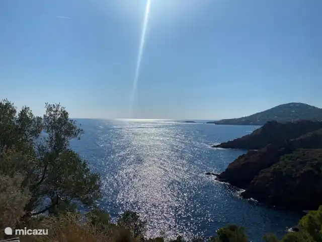 Solange, la maison qui vous enchante. | France, Var, La Motte - villa Sur la route. Quelle que soit la voie que vous prenez, il y a beaucoup à faire. Quelques conseils : La côte est accessible en 25 minutes. Si vous voulez aller à Saint-Tropez, vous pouvez prendre le bateau-bus pendant une demi-heure supplémentaire.