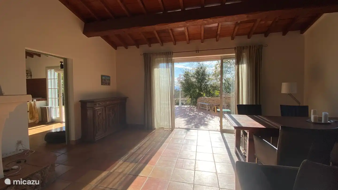 Überall verschmelzen Innen und Außen. Vom Wohnzimmer aus haben Sie Zugang zur Terrasse und der separaten Küche. 