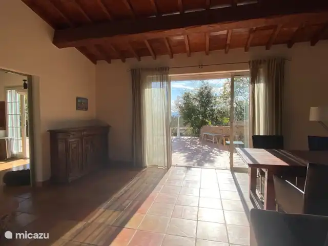 Solange, la maison qui vous enchante. | France, Var, La Motte - villa L’intérieur et l’extérieur se confondent partout. Du salon, vous avez accès à la terrasse et à la cuisine séparée.