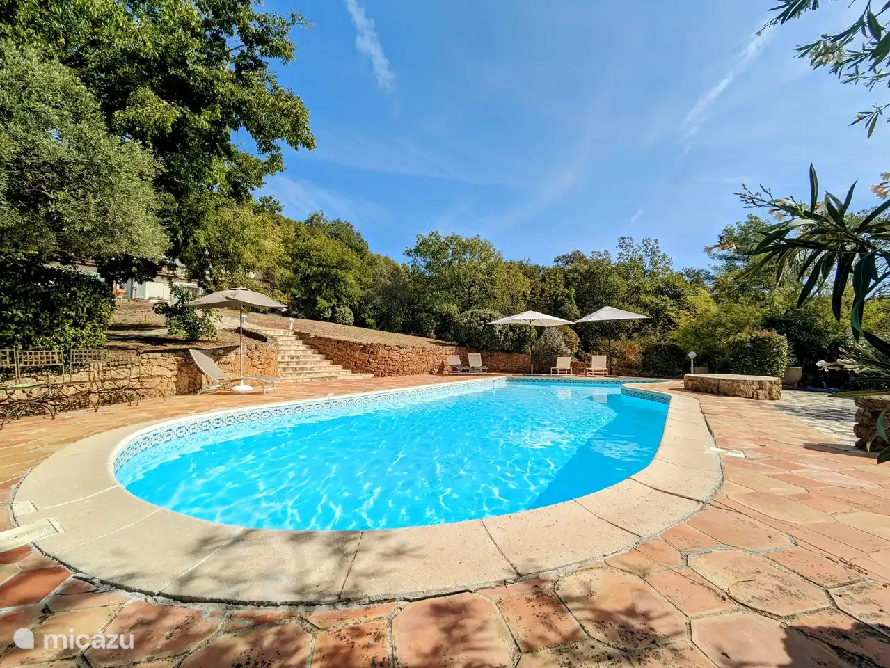 Am Swimmingpool von 12 x 6 Metern gibt es Sonnenliegen, verschiedene Sonnenschirme und Sitzgelegenheiten. Begleiten Sie die Kinder immer.