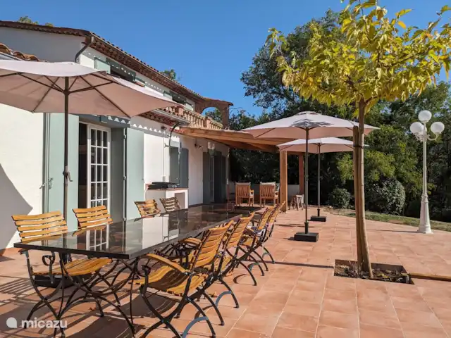 Solange, la maison qui vous enchante. | France, Var, La Motte - villa Vue d’ensemble sur la terrasse.