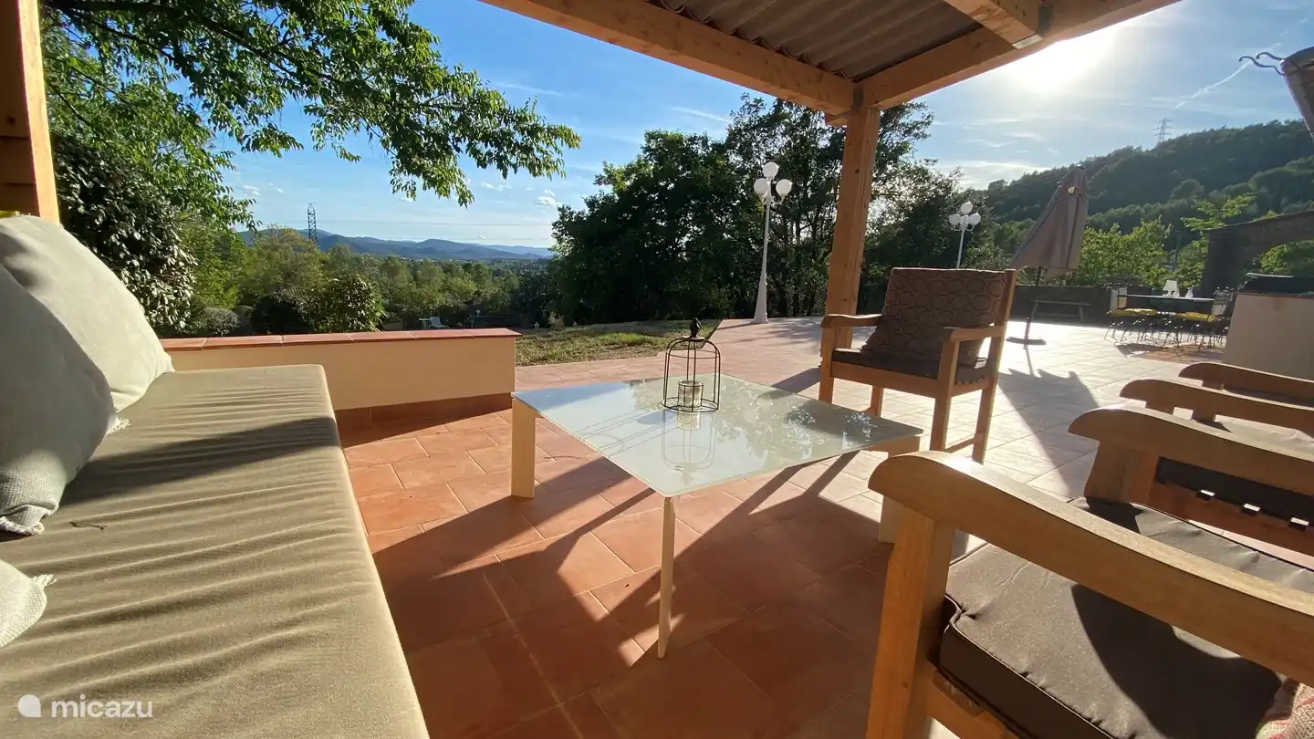 Teilweise überdacht, mit schönem Blick über die Berge. 