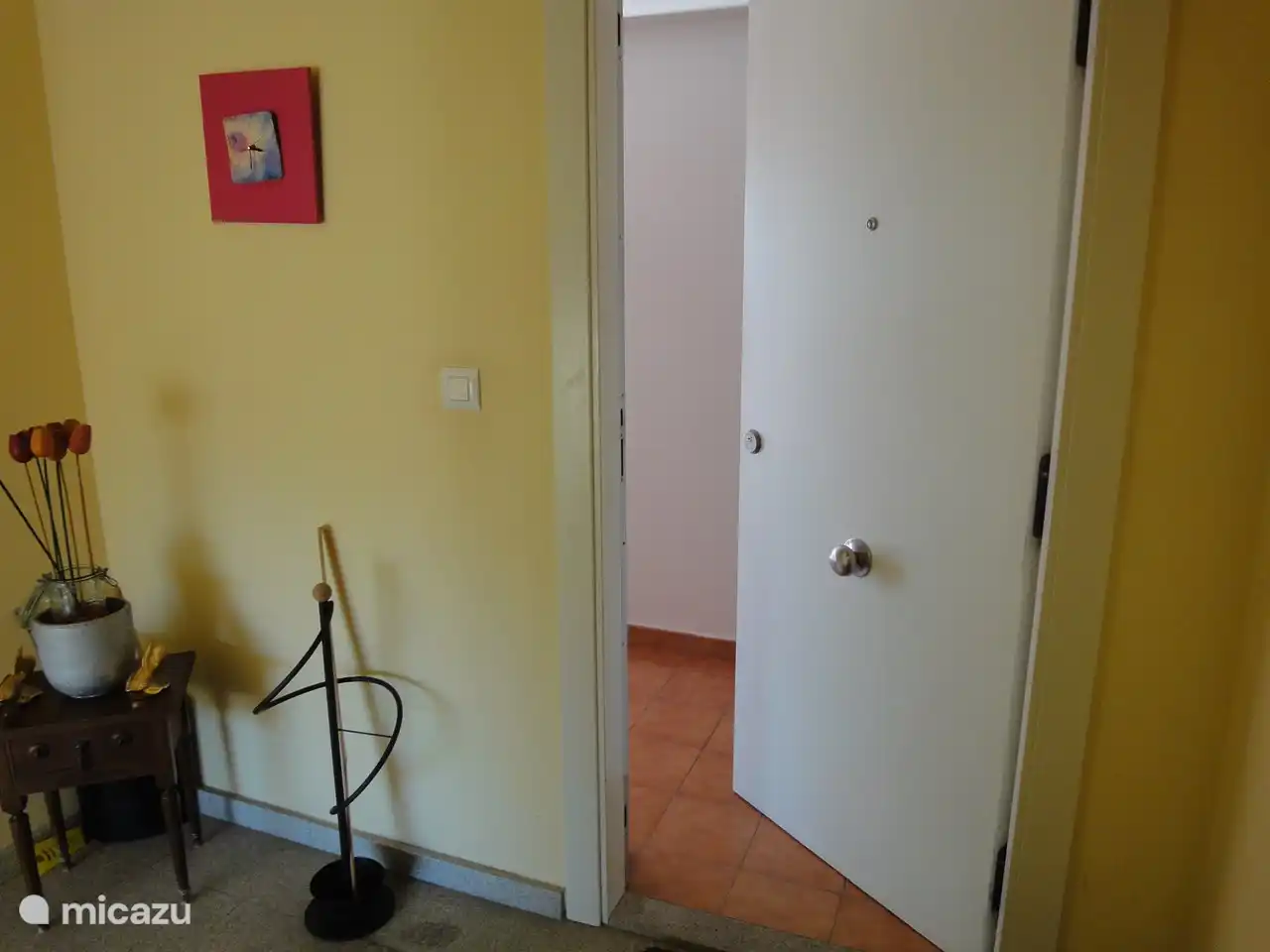 ENTRADA AL LADO DEL ASCENSOR