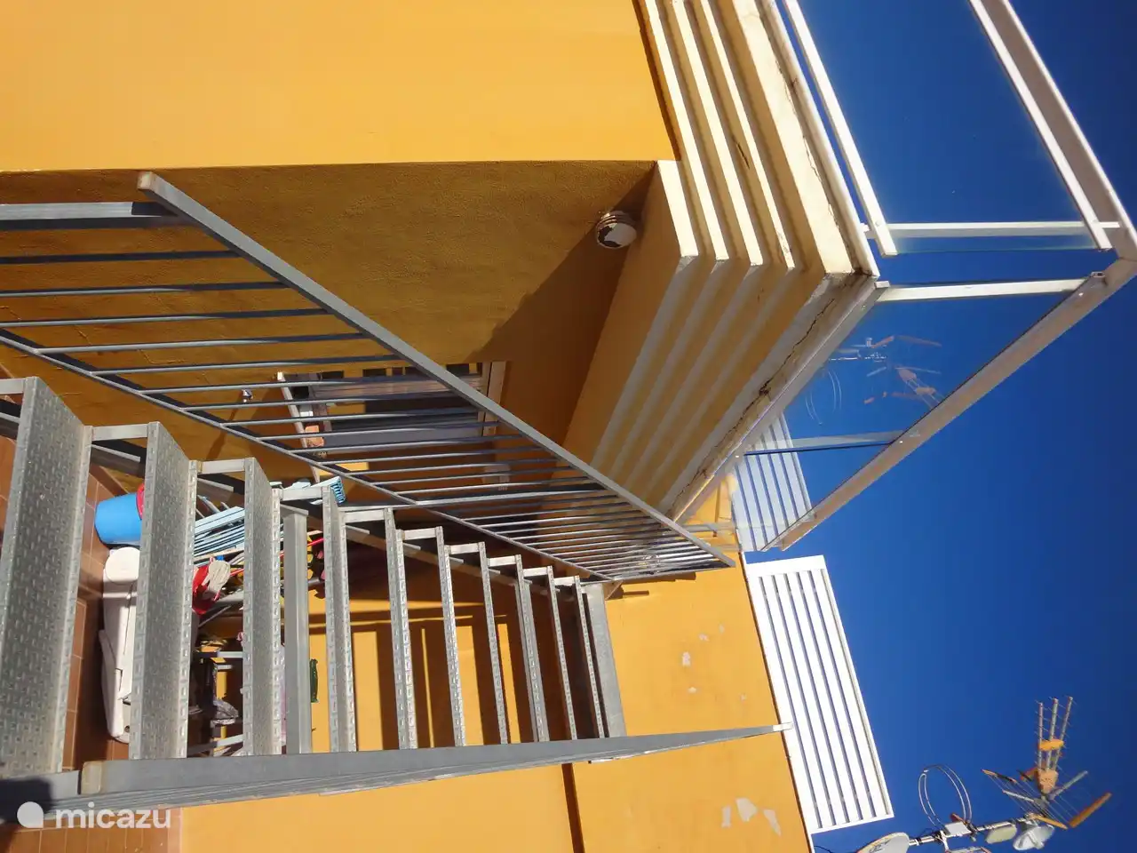 ESCALERAS A LA TERRAZA