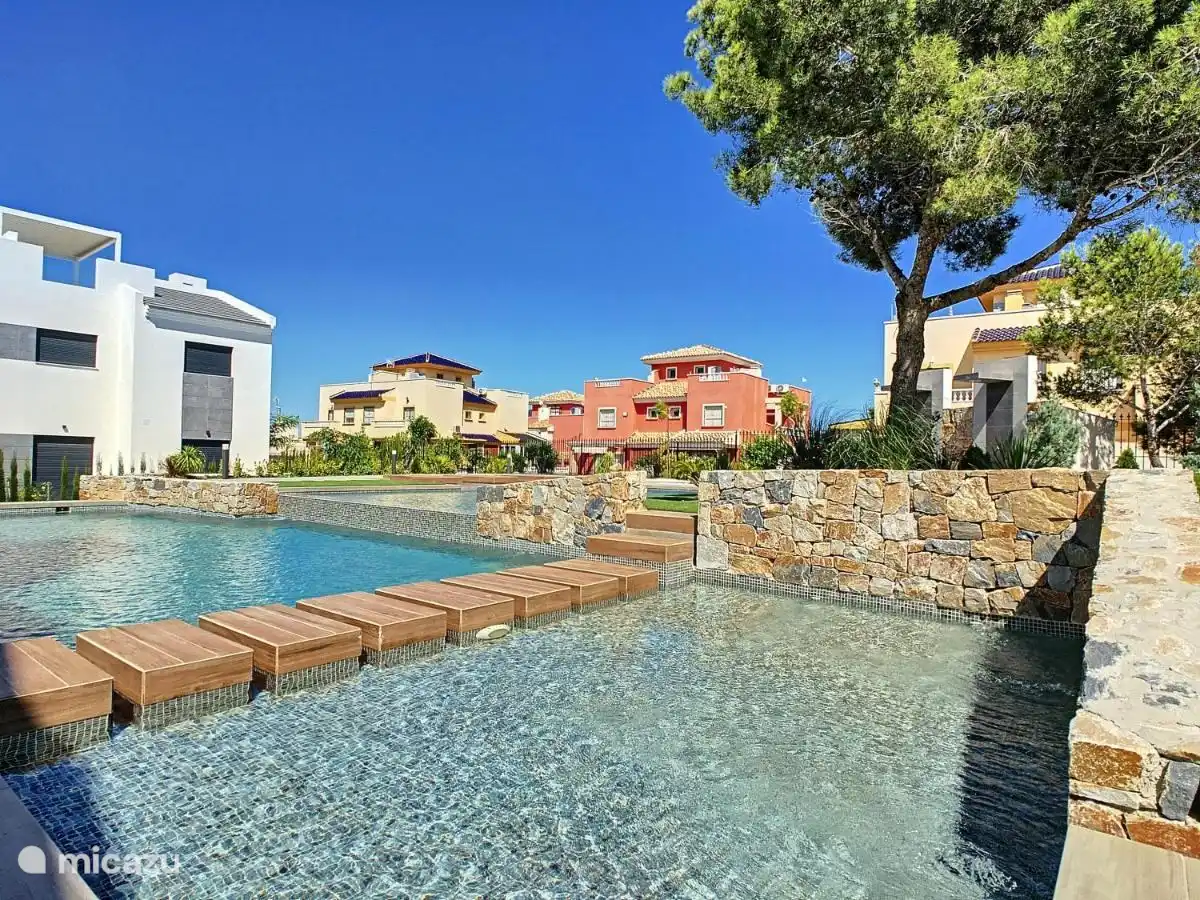 Zwembad 2, met 1 diep bad en 2 kinderbadjes