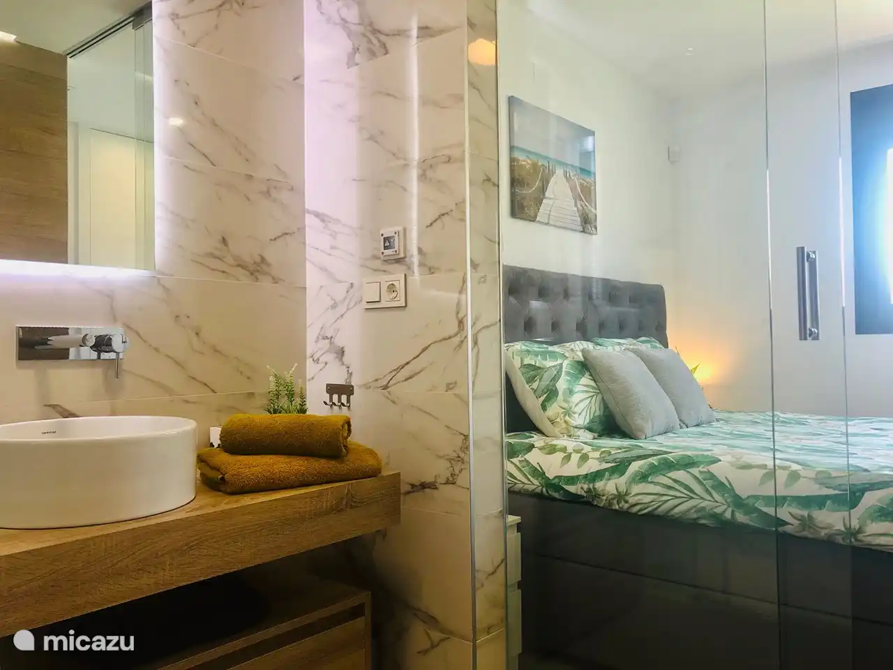 Slaapkamer 1 met en-suite bathroom