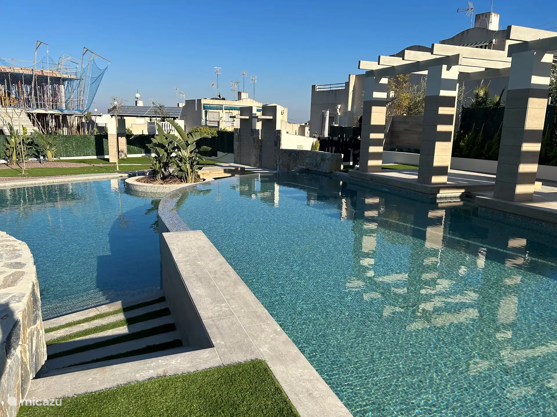 Het derde zwembad, vanuit onze balkon te zien