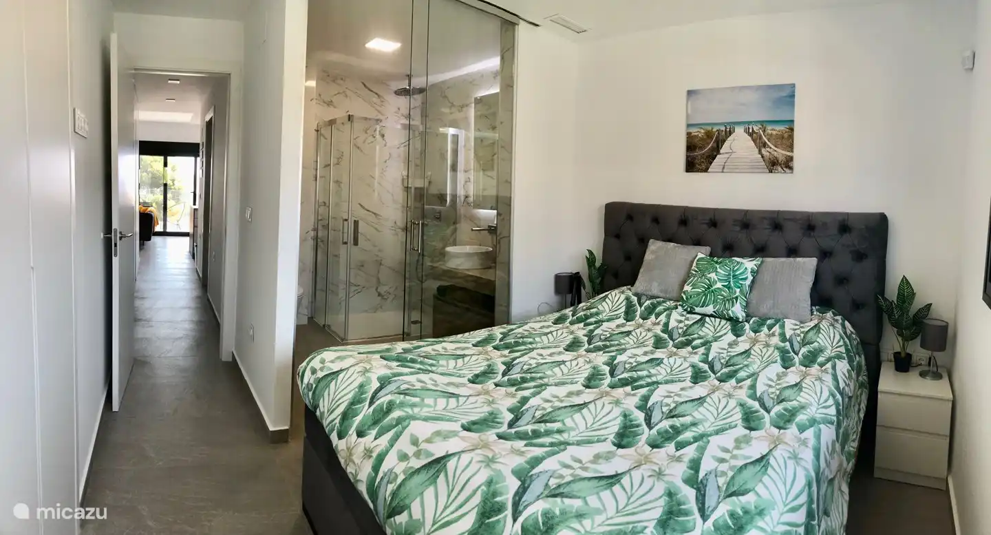 Slaapkamer 1 met en-suite badkamer