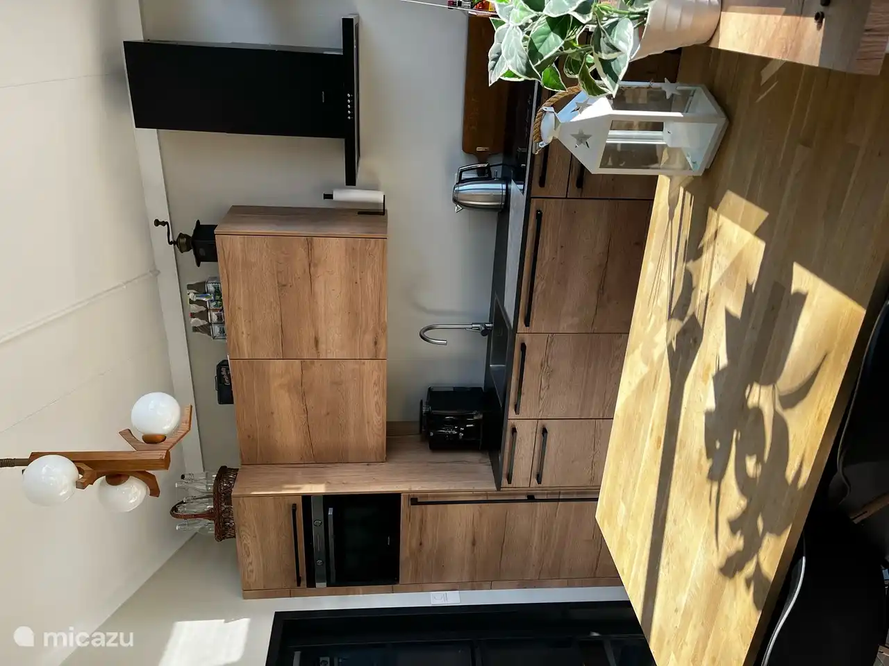 Una moderna cocina abierta que está totalmente equipada.