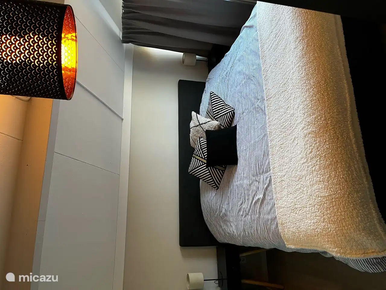 El atractivo dormitorio de arriba contiene un somier doble con un edredón jumeaux de doble listón.