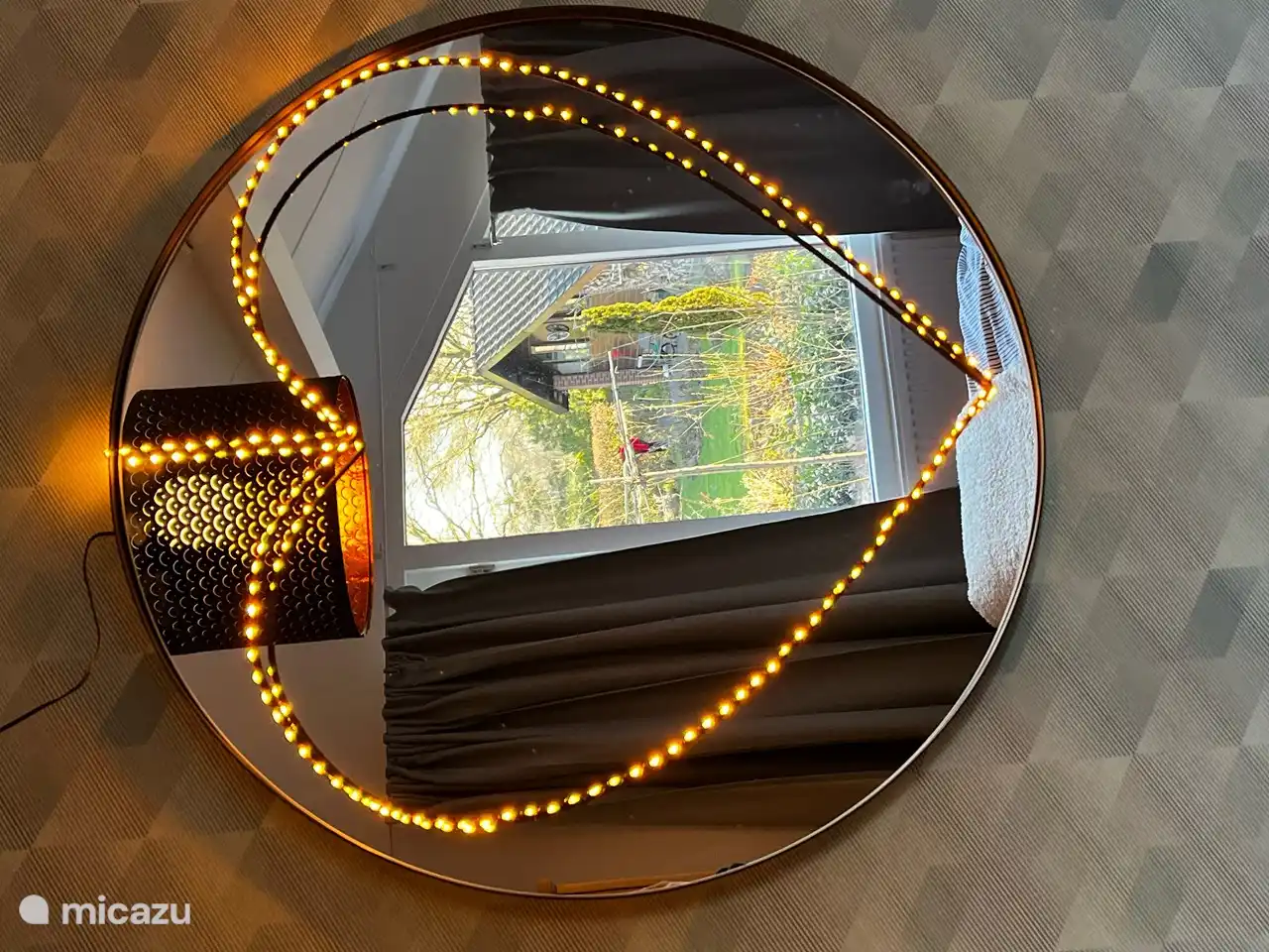 Una vista de la vista desde el dormitorio 1 a través del espejo en la pared del dormitorio.