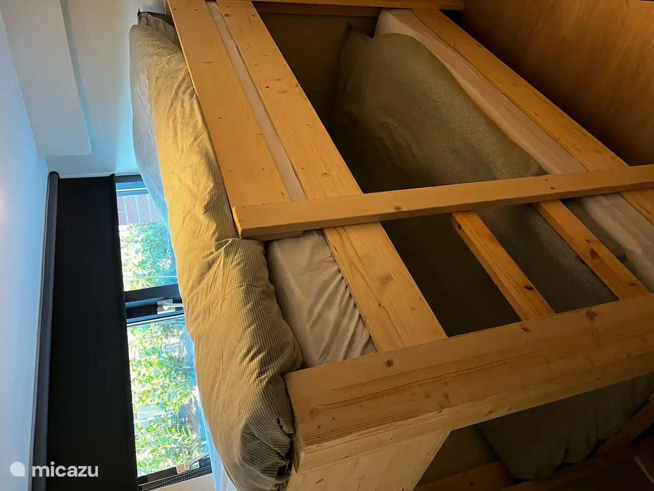 El segundo dormitorio en el sótano contiene una litera. Una pequeña habitación apta para niños.