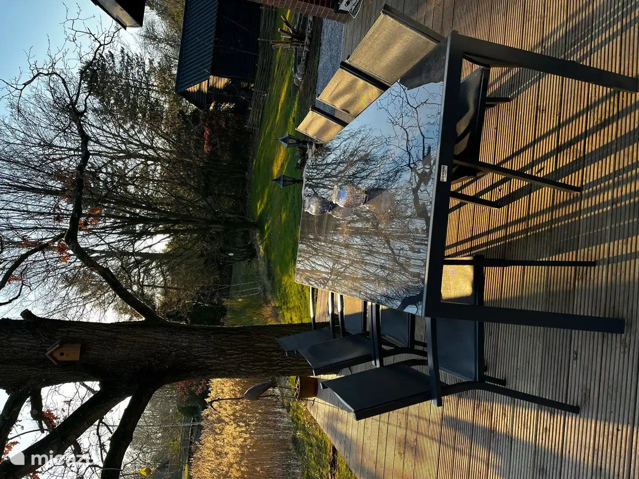 Hay un gran jardín alrededor de la casa.