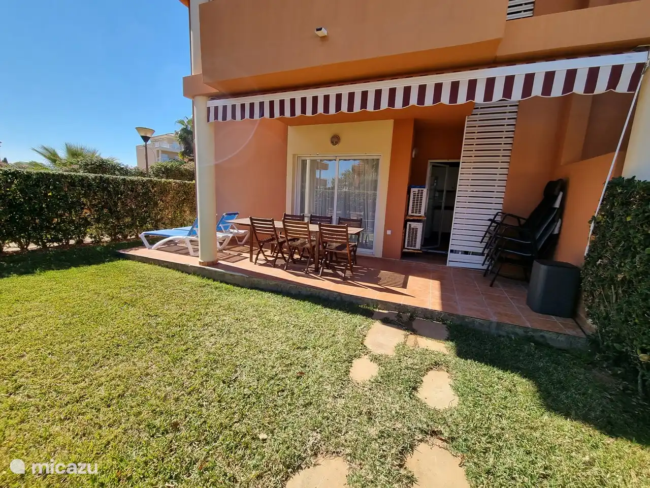 privater eingezäunter Garten