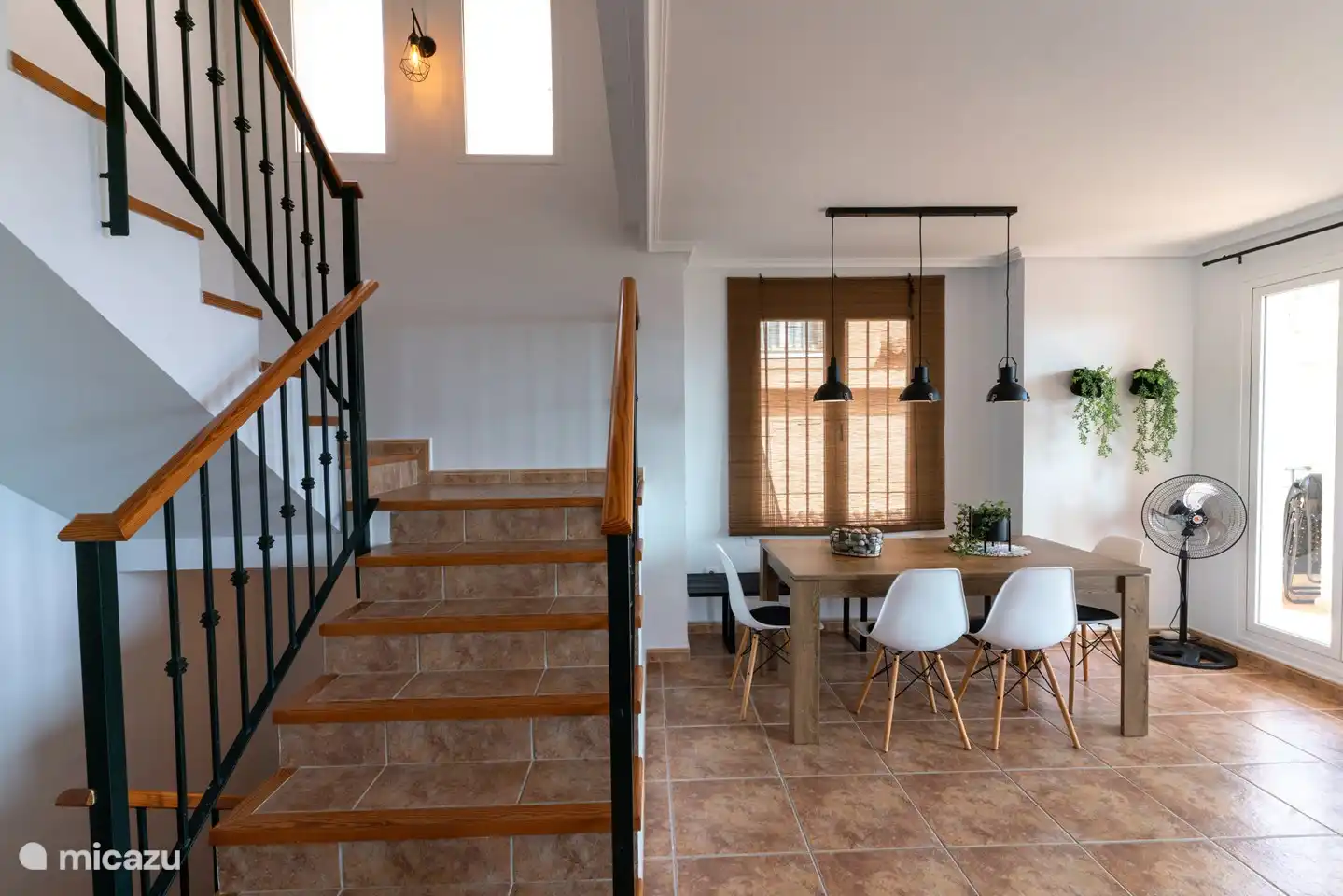 Salon avec escalier vers l'étage supérieur et inférieur