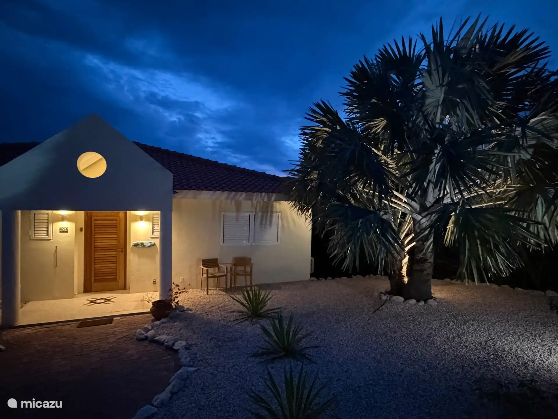 Voorkant villa in de avond