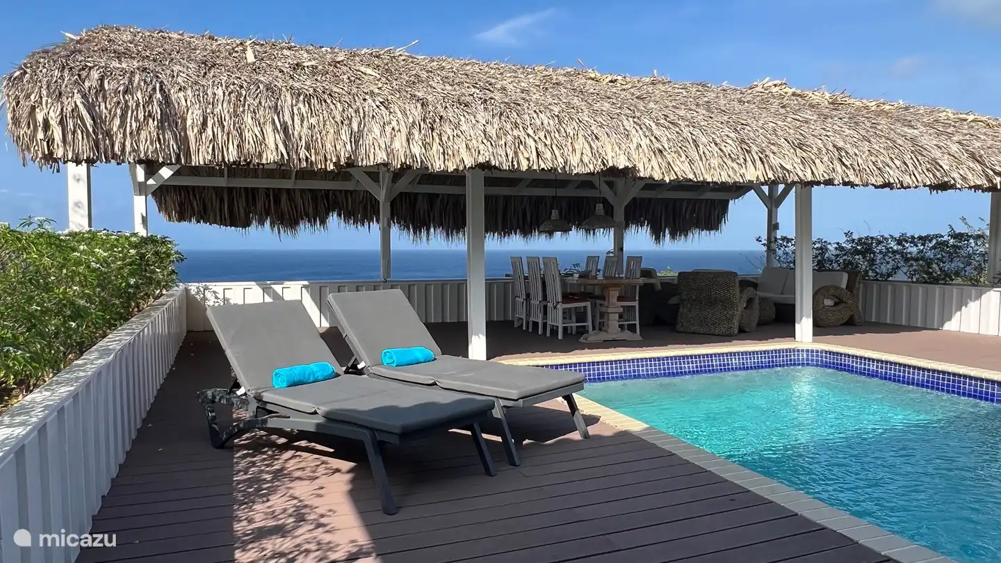 Terraza de la piscina con tumbonas