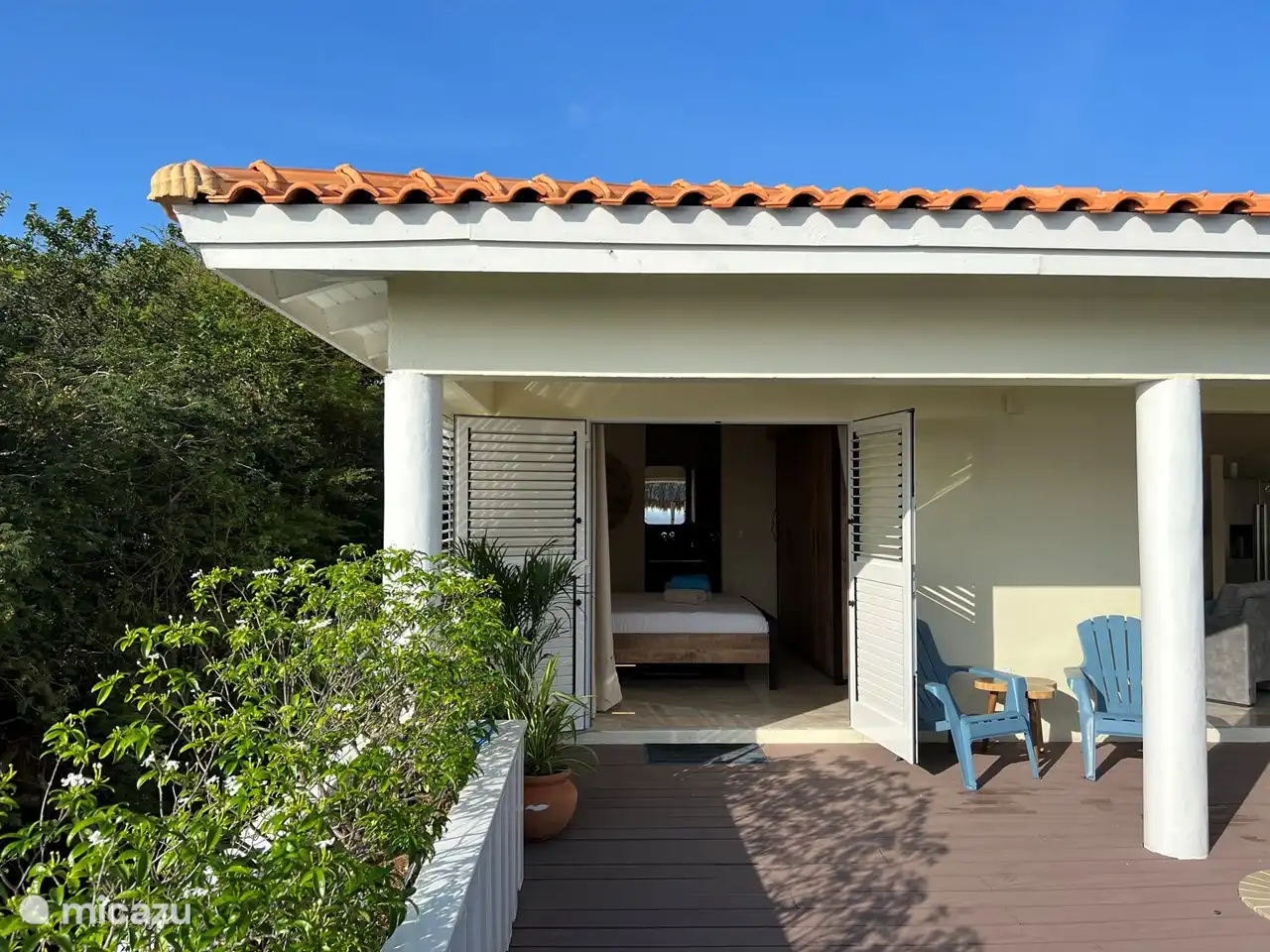 Dormitorio principal, acceso a la terraza de la piscina