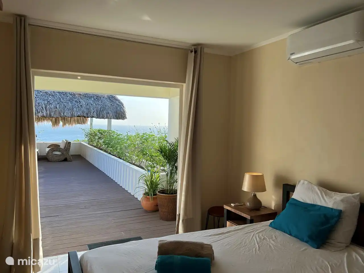 Dormitorio principal con acceso a la terraza de la piscina