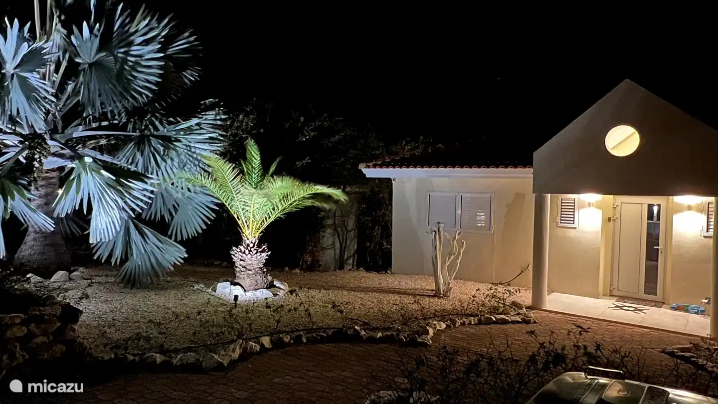 Casa delantera en la noche