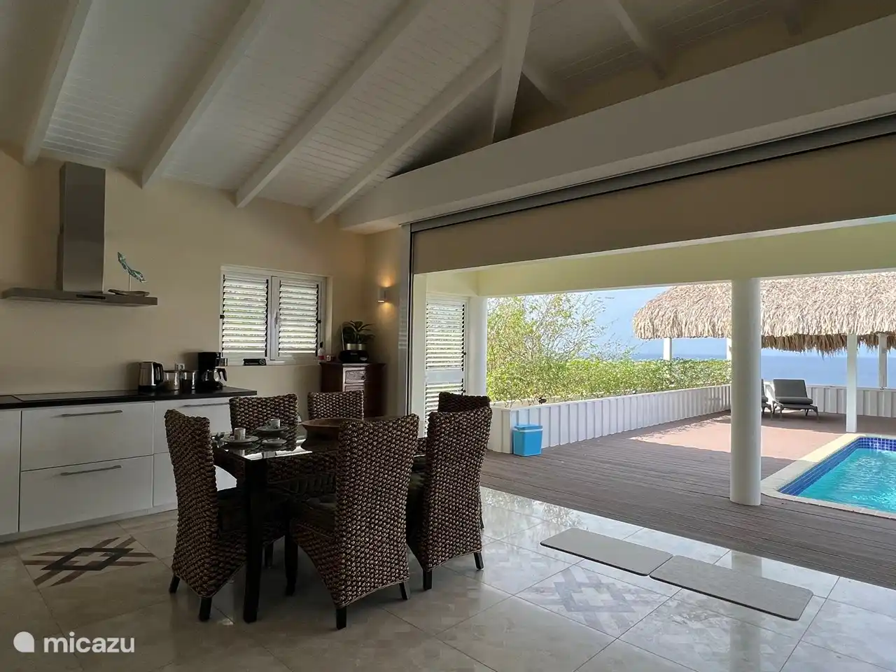 Salón con cocina abierta