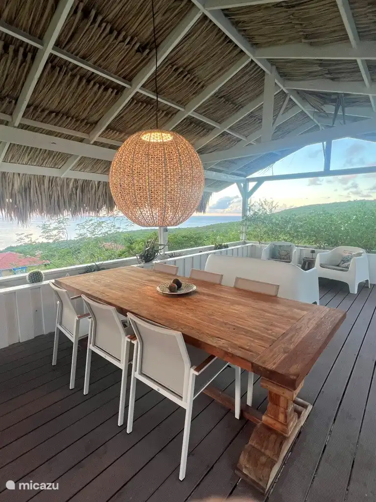 Mesa de comedor en la terraza de la piscina