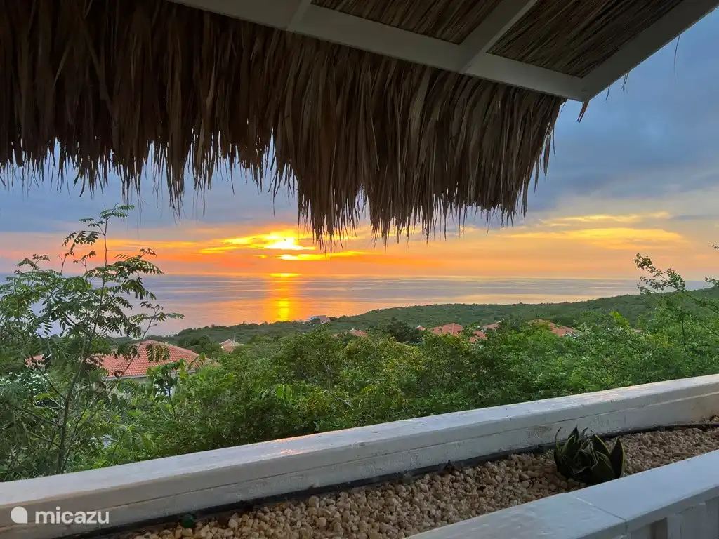 Atardecer desde la terraza de la piscina