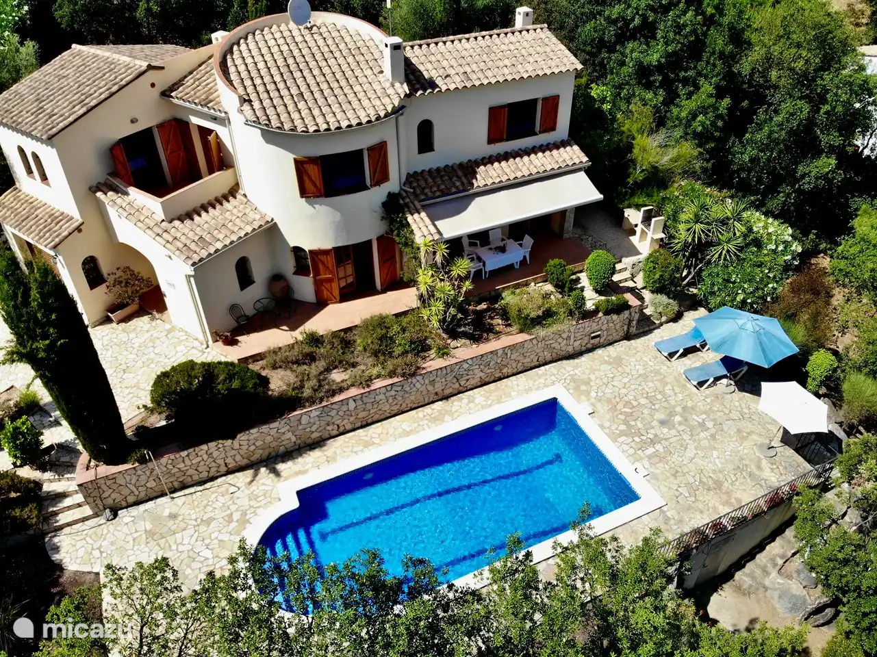 Above view villa/garden/swimming pool