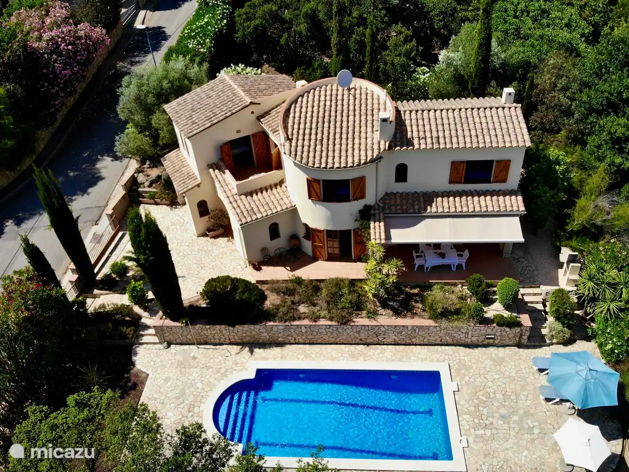 Helicopter view villa/garden