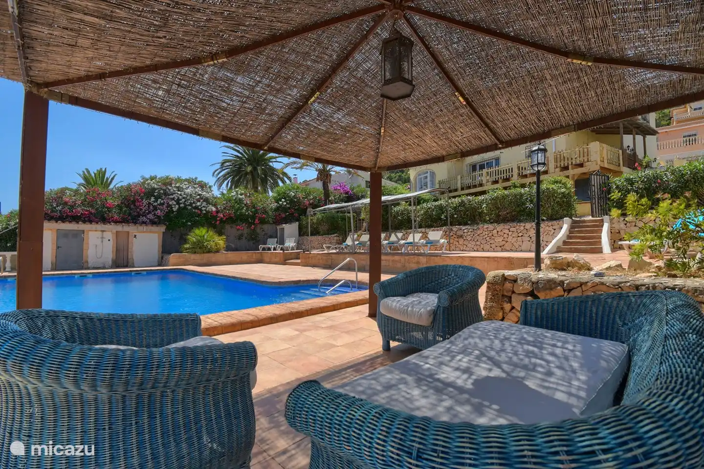 gemeenschappelijk terras met gelijkvloers appartement