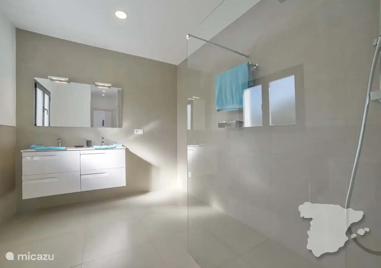Ensuite Bathroom 1